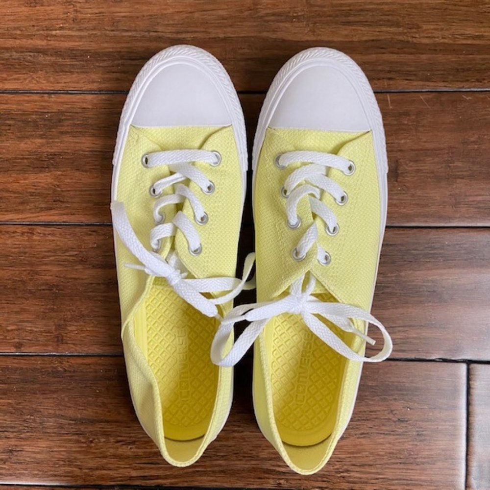 Lemon and White Size 8.5 Converse ALLSTARS